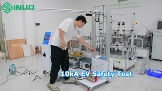 ¿Qué sucede cuando un conector de vehículo eléctrico se enfrenta al impacto de una bola de acero de 0,535 kg?